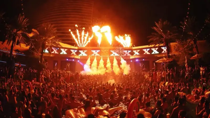 XS Nightclub at Wynn Las Vegas with a packed nighttime crowd, pool deck, and pyrotechnics